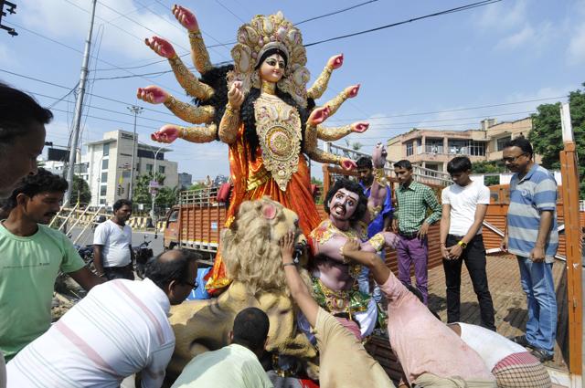 Durga idols being dispatched to various pandals in Noida for installation. (Sunil Ghosh/HT Photo) Durga idols being dispatched to various pandals in Noida for installation. (Sunil Ghosh/HT Photo)