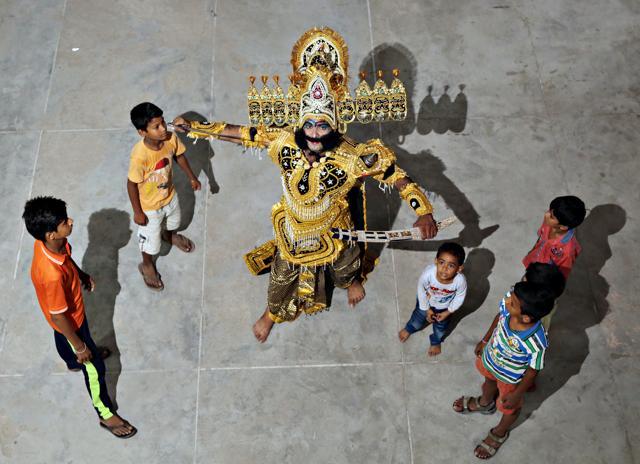 Harinder Saini scares off kids during the dress rehearsal as Ravana. (Manoj Verma/HT Photo)
