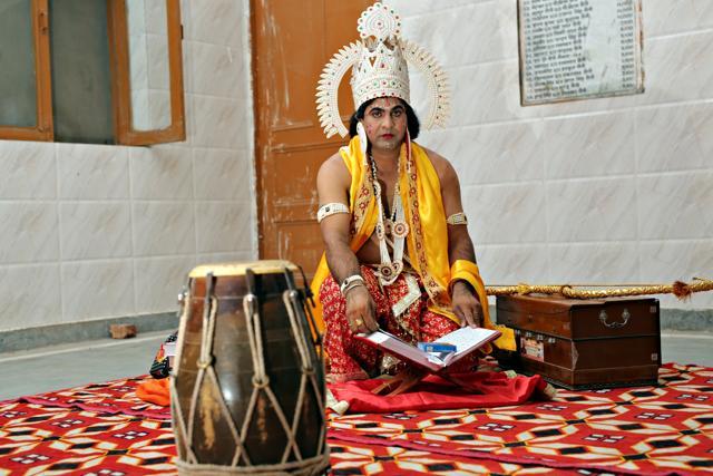Sonu Saini reads the Ramayan during the dress rehearsal in sector-12, Gurgaon. (Manoj Verma/HT)