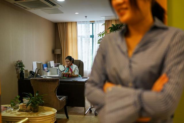 In this photograph taken on September 21, 2017, doctor Wang Yang looks on before a consultation with Yu Linlin (right) at Huamei Medical Cosmetology Hospital in Shanghai. (AFP) In this photograph taken on September 21, 2017, doctor Wang Yang looks on before a consultation with Yu Linlin (right) at Huamei Medical Cosmetology Hospital in Shanghai. (AFP)