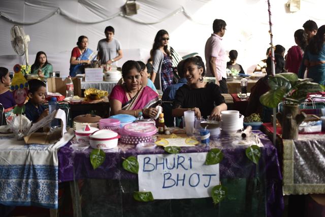 Stalls selling different items have started coming up at various puja pandals in CR Park. (Burhaan Kinu/HT PHOTO)