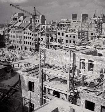 Warsaw, 1952: The Warsaw Old Town Square in ruins after the war. (FORUM) Warsaw, 1952: The Warsaw Old Town Square in ruins after the war. (FORUM)