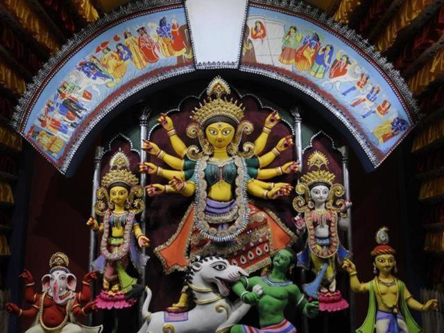 Pandal hopping is a favourite activity for locals. (HT photo) Pandal hopping is a favourite activity for locals. (HT photo)