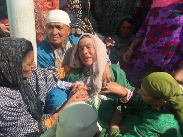 Relatives wait for the body of BSF soldier Ramzan Parray, who was killed by militants late Wednesday night at his house in Hajin, Bandipora district, north of Srinagar. (Waseem Andrabi/HT Photo)