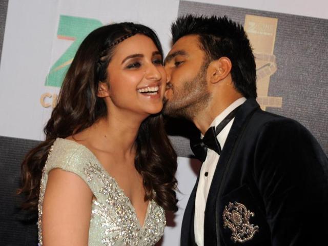 Ranveer plants a kiss on Parineeti’s cheeks during an award show in February 2016. (HT Photo) Ranveer plants a kiss on Parineeti’s cheeks during an award show in February 2016. (HT Photo)