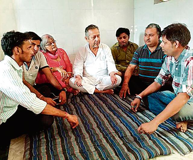 Moradabad-based artiste Pradeep Sharma (centre) has been performing at the city’s Ramlilas for around 52 years. (HT Photos) Moradabad-based artiste Pradeep Sharma (centre) has been performing at the city’s Ramlilas for around 52 years. (HT Photos)