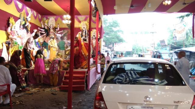 A vehicle parked alongside a puja pandal covering a portion of the Patliputra-Pani Tanki road, in Patna. (HT photo/Ruchir Kumar ) A vehicle parked alongside a puja pandal covering a portion of the Patliputra-Pani Tanki road, in Patna. (HT photo/Ruchir Kumar )