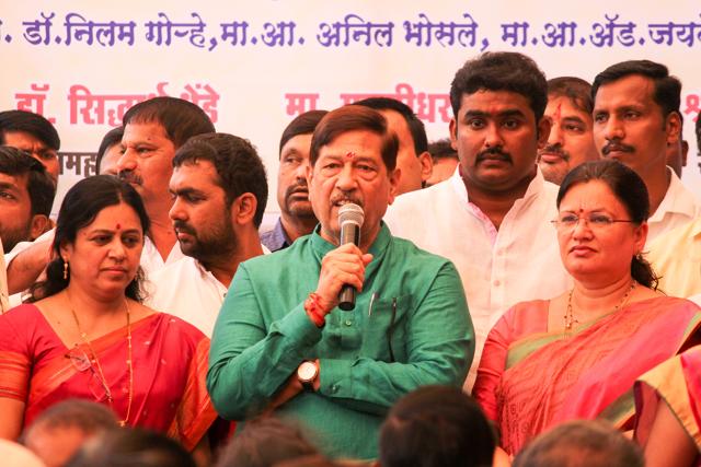 Guardian minister Girish Bapat (centre) speaking at the Maha Metro site at Vanaz Corner, Kothrud in Pune on Thursday. (HT PHOTO)