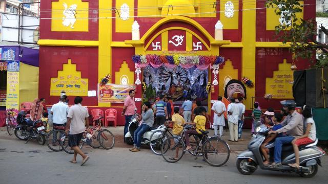 A puja pandal on the Boring Road intersection, leading to traffic congestion around the area, in Patna. (HT photo/Ruchir Kumar) A puja pandal on the Boring Road intersection, leading to traffic congestion around the area, in Patna. (HT photo/Ruchir Kumar)