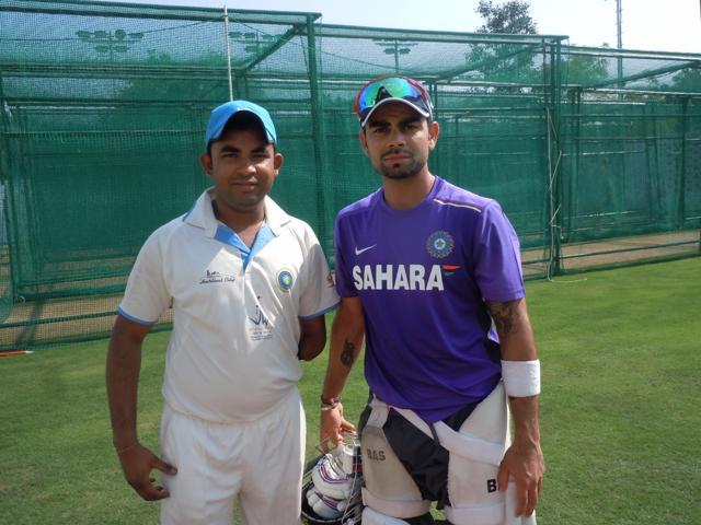 Gurudas Raut poses with the current Indian cricket team skipper Virat Kohli. (HT Photo )