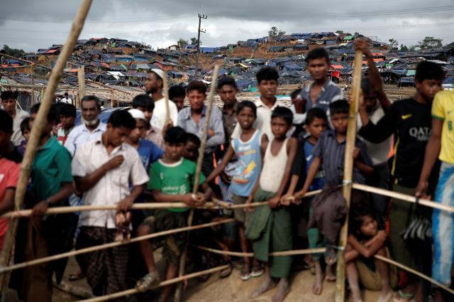 Rohingya refugees queue for aid at a camp in Cox's Bazar, Bangladesh, on September 28, 2017. (Reuters) Rohingya refugees queue for aid at a camp in Cox's Bazar, Bangladesh, on September 28, 2017. (Reuters)