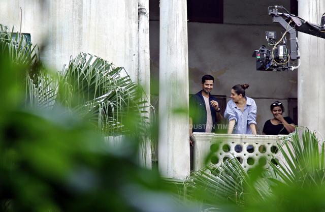 Actor Kareena Kapoor Khan and Sumeet Vyas share a joke in between takes. (Waseem Gashroo/ HT Photo)
