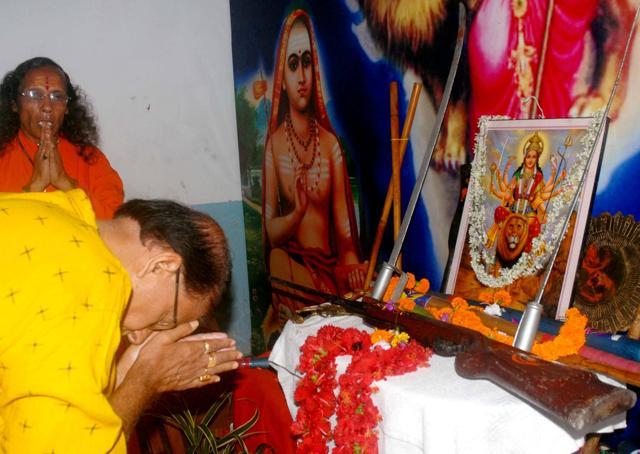 Shashtra puja in the office of the Vishwa Hindu parishad (VHP) in Kolkata. (HT PHOTO) Shashtra puja in the office of the Vishwa Hindu parishad (VHP) in Kolkata. (HT PHOTO)