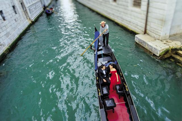 Shivani and Dhaval made the most of their two-day shoot in Venice by booking a gondola for the whole day (Reels and Frames by Anand Rathi) Shivani and Dhaval made the most of their two-day shoot in Venice by booking a gondola for the whole day (Reels and Frames by Anand Rathi)