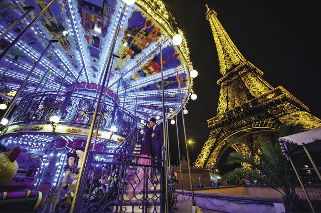 For Ravina and Aaditya, running along with the photographer to catch the Eiffel Tower lights will always remain a special memory (Wedding Nama) For Ravina and Aaditya, running along with the photographer to catch the Eiffel Tower lights will always remain a special memory (Wedding Nama)