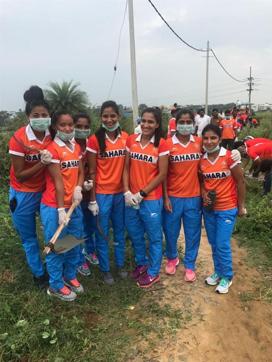 Indian women’s Hockey team captain Rani Rampal (fifth from left), her teammates, and members of the Indian Men’s Hockey team took part in a cleanliness drive at Kanminike Colony, Kumbalgodu Gram panchayat, near Bengaluru. Indian women’s Hockey team captain Rani Rampal (fifth from left), her teammates, and members of the Indian Men’s Hockey team took part in a cleanliness drive at Kanminike Colony, Kumbalgodu Gram panchayat, near Bengaluru.