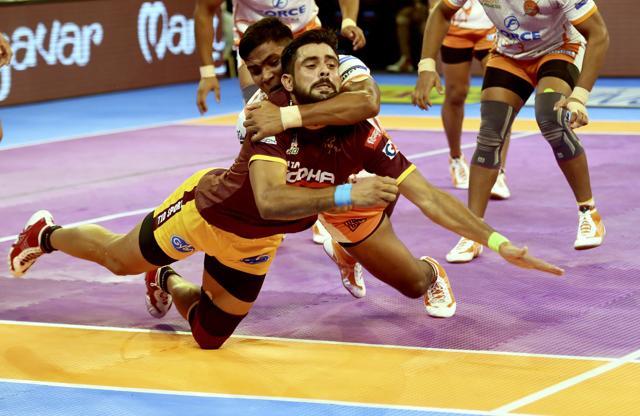 Players in action during the Pro Kabaddi League on Saturday. (PTI) Players in action during the Pro Kabaddi League on Saturday. (PTI)
