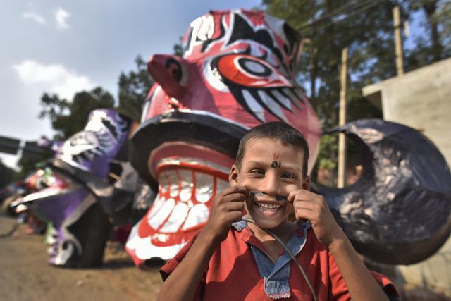 The effigy heads are often decorated in vivid colours with a large twirling moustache and broad grin accentuating Ravana’s persona. (Burhaan Kinu / HT PHOTO)