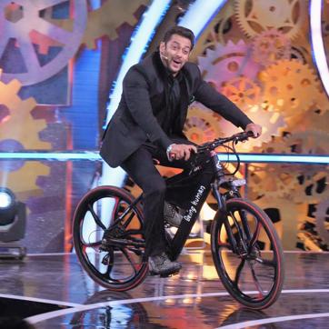 Salman Khan flaunts his Being Human E-cycle as he enters the Bigg Boss 11 stage. (Colors) Salman Khan flaunts his Being Human E-cycle as he enters the Bigg Boss 11 stage. (Colors)