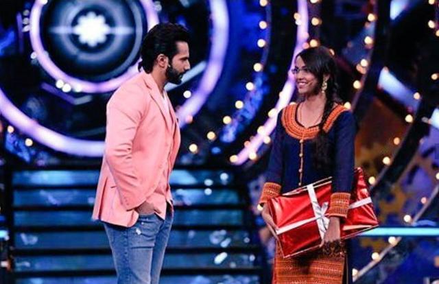 Varun Dhawan talks to commoner contestant Jyoti Kumari at Bigg Boss 11 premiere. (Colors)