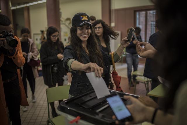 A woman votes at a school listed to be a polling station by the Catalan government in Barcelona, Spain, Sunday, Oct. 1, 2017. (AP Photo) A woman votes at a school listed to be a polling station by the Catalan government in Barcelona, Spain, Sunday, Oct. 1, 2017. (AP Photo)