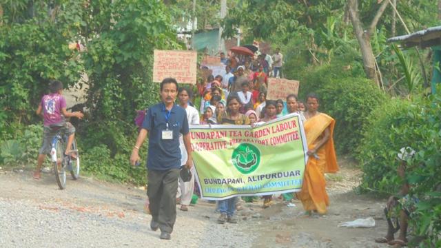 File picture of a rally by workers of closed Bundapani tea estate in Alipurduar district. (HT Photo)