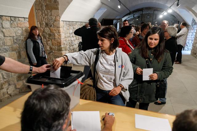 A woman casts her ballot at a polling station in Llado, on October 01, 2017, during a referendum on independence for Catalonia banned by Madrid. (AFP Photo) A woman casts her ballot at a polling station in Llado, on October 01, 2017, during a referendum on independence for Catalonia banned by Madrid. (AFP Photo)