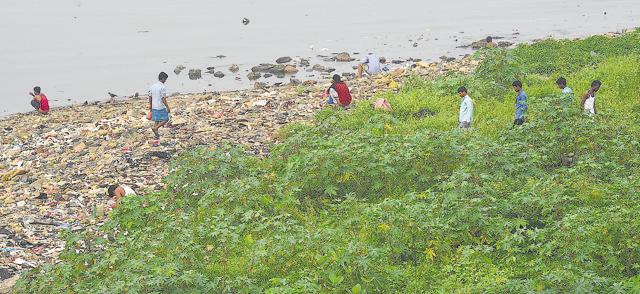 This scene, captured at Mahim causeway at 7.40 am on Sunday is not uncommon (Vijayanand Gupta/HT) This scene, captured at Mahim causeway at 7.40 am on Sunday is not uncommon (Vijayanand Gupta/HT)