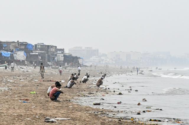 Here’s what HT photographers saw at Versova Beach at 6.34am on Sunday. (Shashi S Kashyap/HT) Here’s what HT photographers saw at Versova Beach at 6.34am on Sunday. (Shashi S Kashyap/HT)