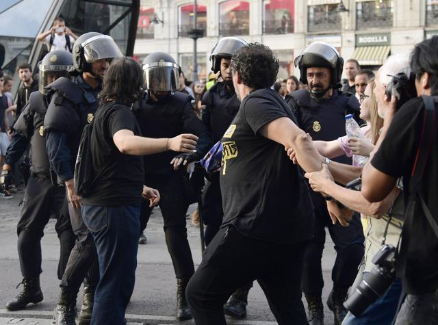 Some protesters confront Spanish National police officers during a demonstration at Puerta del Sol square in support of the right to hold a referendum on self-determination in Catalonia and against repression, in Madrid on October 1, 2017. (AFP)