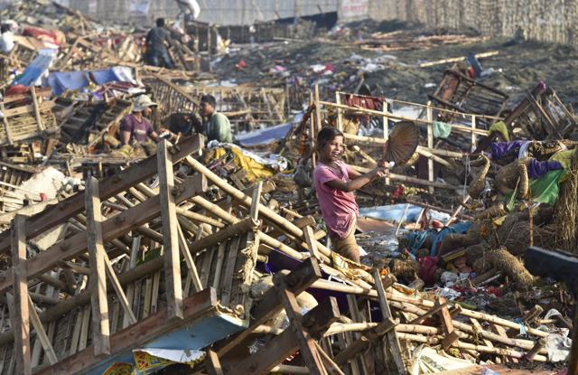 Two days after Durga Puja came to an end with much fanfare in Delhi, piles of debris have left the Yamuna choked. (Arvind Yadav/HT PHOTO) Two days after Durga Puja came to an end with much fanfare in Delhi, piles of debris have left the Yamuna choked. (Arvind Yadav/HT PHOTO)