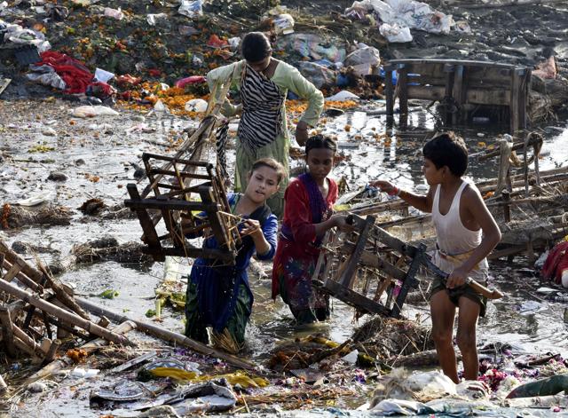 Locals sift through the Durga Puja debris in Yamuna to salvage waste for reuse. (Arvind Yadav/HT PHOTO) Locals sift through the Durga Puja debris in Yamuna to salvage waste for reuse. (Arvind Yadav/HT PHOTO)