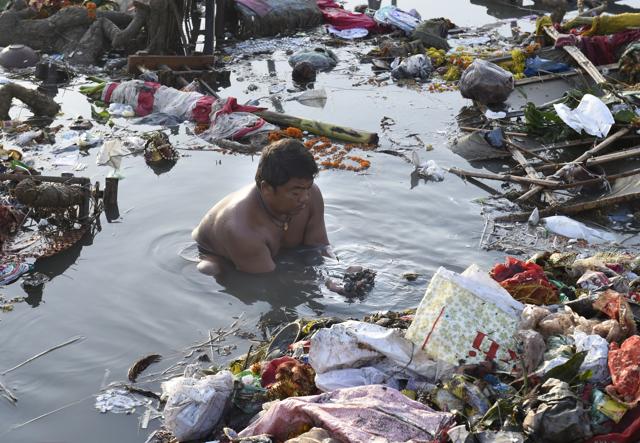A man hunts for coins thrown in the river during the idol immersion. (Arvind Yadav/HT PHOTO) A man hunts for coins thrown in the river during the idol immersion. (Arvind Yadav/HT PHOTO)