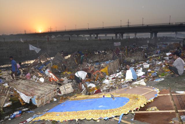 Like each year, this time too, the river was seen to be choking with flowers, debris and plastic containers — floating within the designated areas. (Arvind Yadav/HT PHOTO) Like each year, this time too, the river was seen to be choking with flowers, debris and plastic containers — floating within the designated areas. (Arvind Yadav/HT PHOTO)