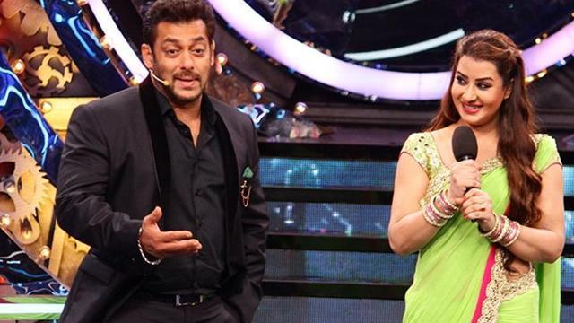 Salman Khan introducing Shilpa Shinde as one of the contestants of the show on Sunday. Salman Khan introducing Shilpa Shinde as one of the contestants of the show on Sunday.