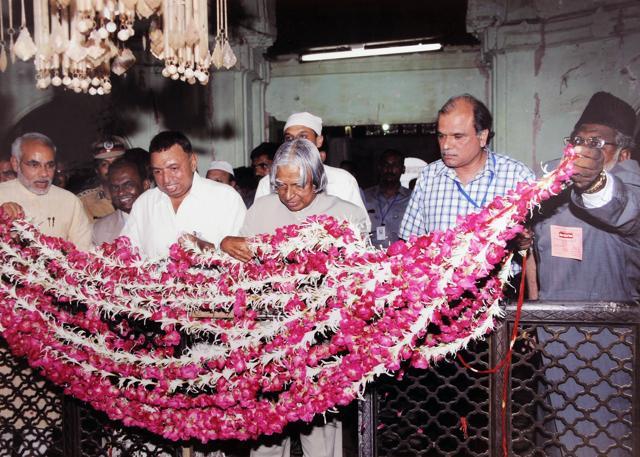 Former President Kalam visiting Sarkhej Roza, Mausoleam of Sufi Saint Sheikh Ahmed Khattu Ganjbaksh in Ahmedabad with the then Chief Minister of Gujarat, Narendra Modi, and SM Khan.