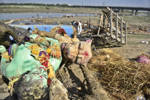 Yamuna bank is littered with idols and waste material after the Durga Puja immersions. (Sanchit Khanna/HT PHOTO)