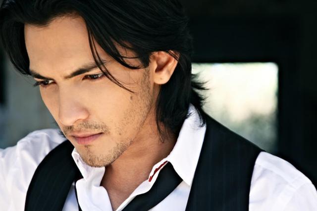 Singer Aditya Narayan got into an argument with the ground staff at the Raipur airport.