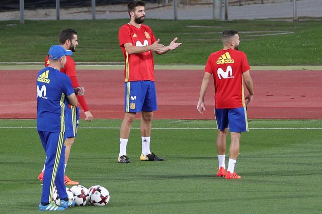 Spain national football team player player Gerard Pique (centre) during a training session in Las Rozas, near Madrid, on Monday. (REUTERS) Spain national football team player player Gerard Pique (centre) during a training session in Las Rozas, near Madrid, on Monday. (REUTERS)