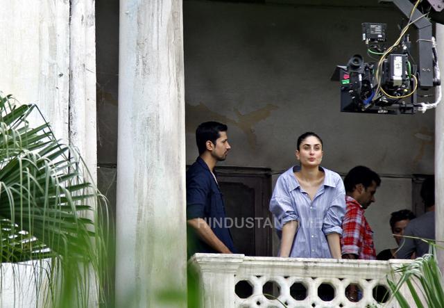 Actors Kareena Kapoor Khan and Sumeet Vyas during the shoot for their upcoming film Veere Di Wedding in Delhi. (HT File) Actors Kareena Kapoor Khan and Sumeet Vyas during the shoot for their upcoming film Veere Di Wedding in Delhi. (HT File)