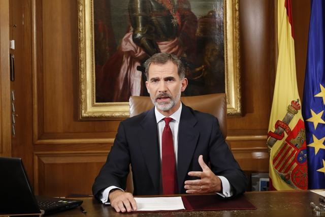 In this image released by the Spanish Royal Palace, Spain's King Felipe VI delivers a speech on television from Zarzuela Palace in Madrid, Tuesday, Oct. 3, 2017. (AP) In this image released by the Spanish Royal Palace, Spain's King Felipe VI delivers a speech on television from Zarzuela Palace in Madrid, Tuesday, Oct. 3, 2017. (AP)