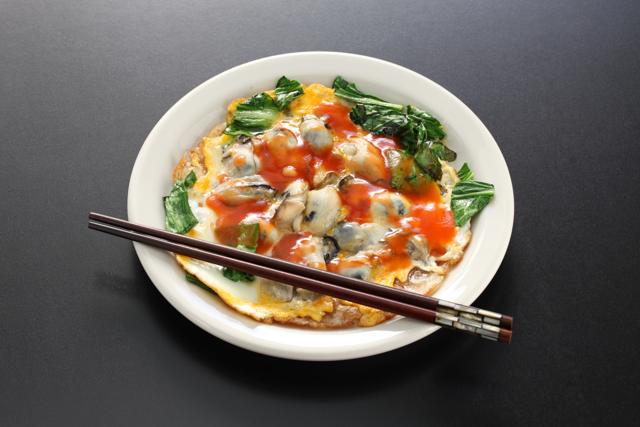 All over Taiwan, hawkers make the Oyster Omelet (Shutterstock)