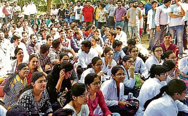 Hospital staff holding a demonstration in Rohtak on Wednesday. (Manoj Dhaka/HT) Hospital staff holding a demonstration in Rohtak on Wednesday. (Manoj Dhaka/HT)