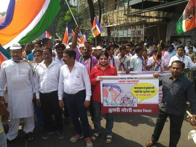 MNS supporters reach Metro cinema (Pratik Chorge/HT)