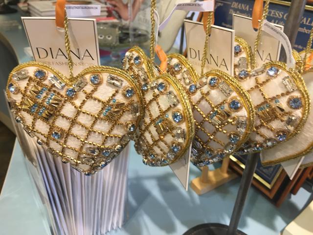 Diana memorabilia being sold outside the Kensington Palace (©Historic Royal Palaces)