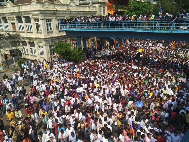The crowd started gathering close to the venue around 11.30am. (Pratil Chorge/HT) The crowd started gathering close to the venue around 11.30am. (Pratil Chorge/HT)