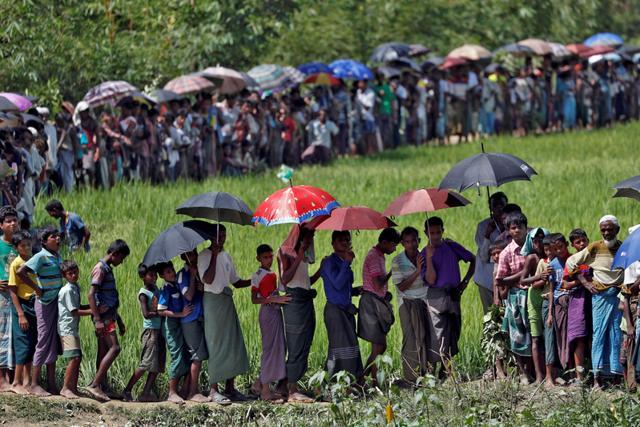 Rohingya refugees queue for aid in Cox's Bazar, Bangladesh, on October 1, 2017. (Reuters) Rohingya refugees queue for aid in Cox's Bazar, Bangladesh, on October 1, 2017. (Reuters)