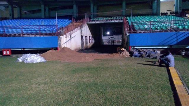 Last minute preparations going on at the Jawaharlal Nehru Stadium in Kochi. (HT Photo)