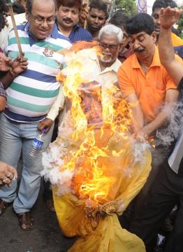 BJP supporters burning an effigy of Mamata Banerjee during a rally held close to the chief minister’s residence in Kolkata on Friday. (Samir Jana/HT PHOTO)