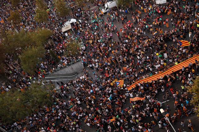 Protesters hold a giant Catalan pro-independence 'Estelada' flag during a demonstration at the Placa de la Universitat square in Barcelona. (AFP Photo)